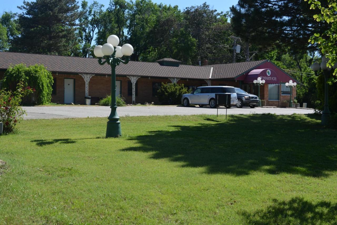 The Evergreen Motel In Kansas Pratt Exterior foto